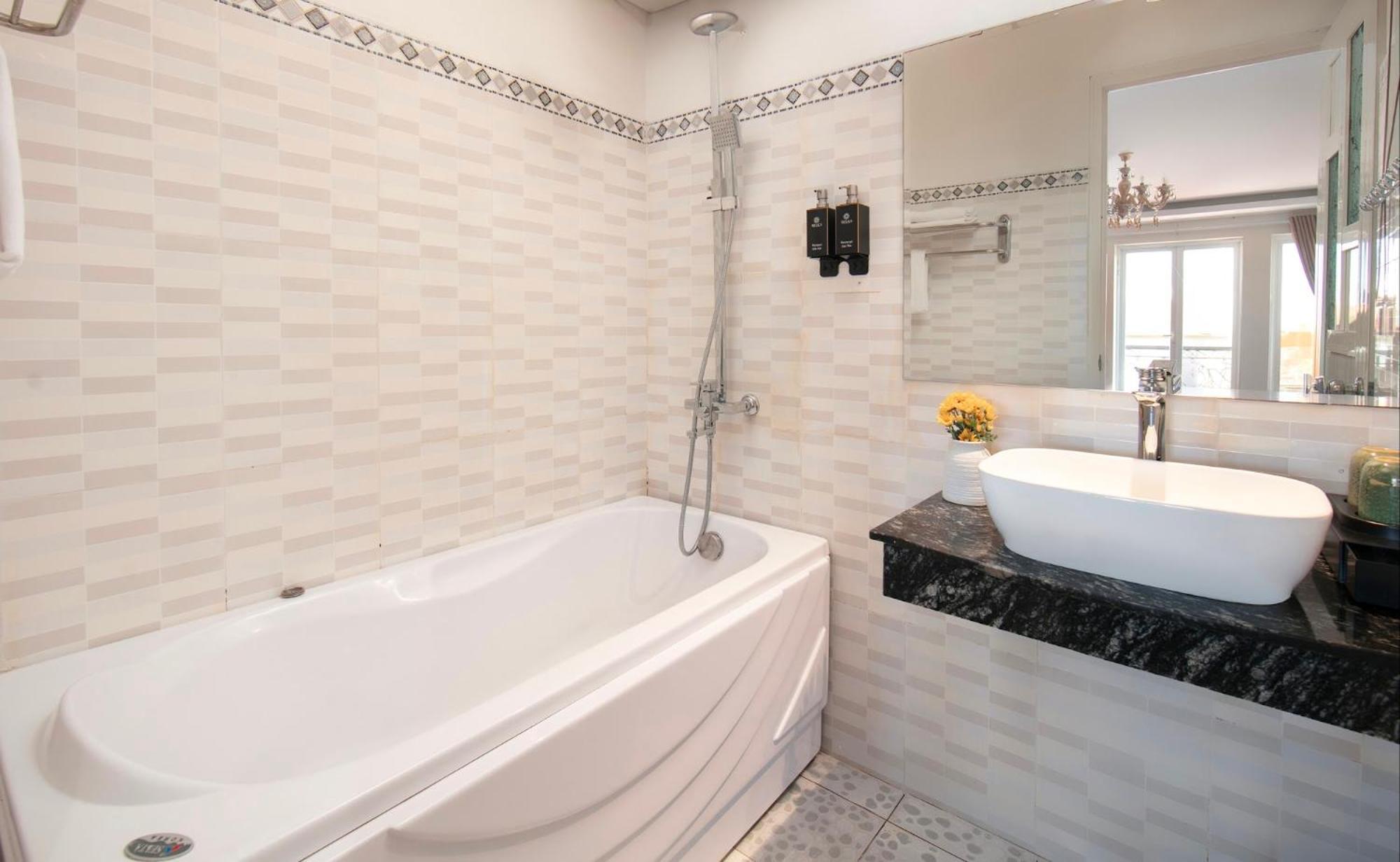 Delica Premium Hotel Hanoi Bagian luar foto