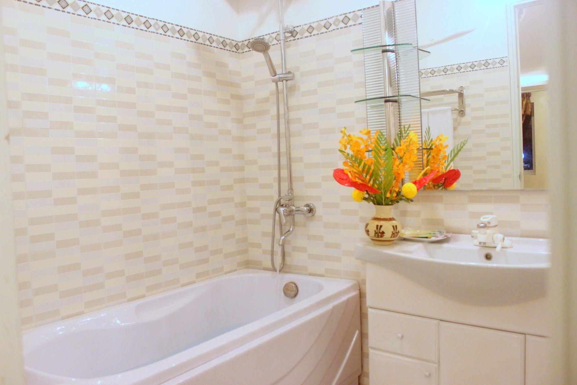 Delica Premium Hotel Hanoi Bagian luar foto